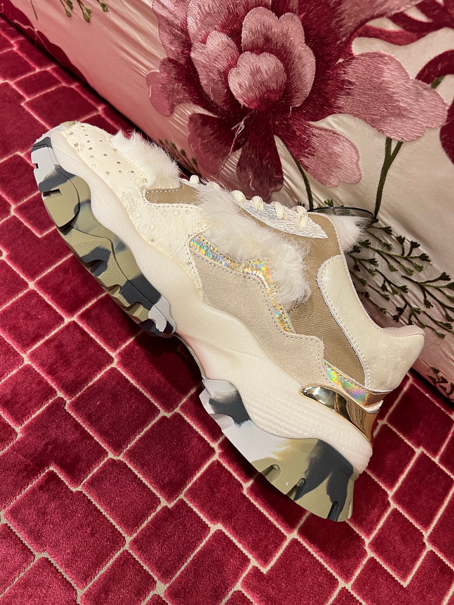 Joia Paris sneaker bianca inserti in ecopelliccia dettagli animalier