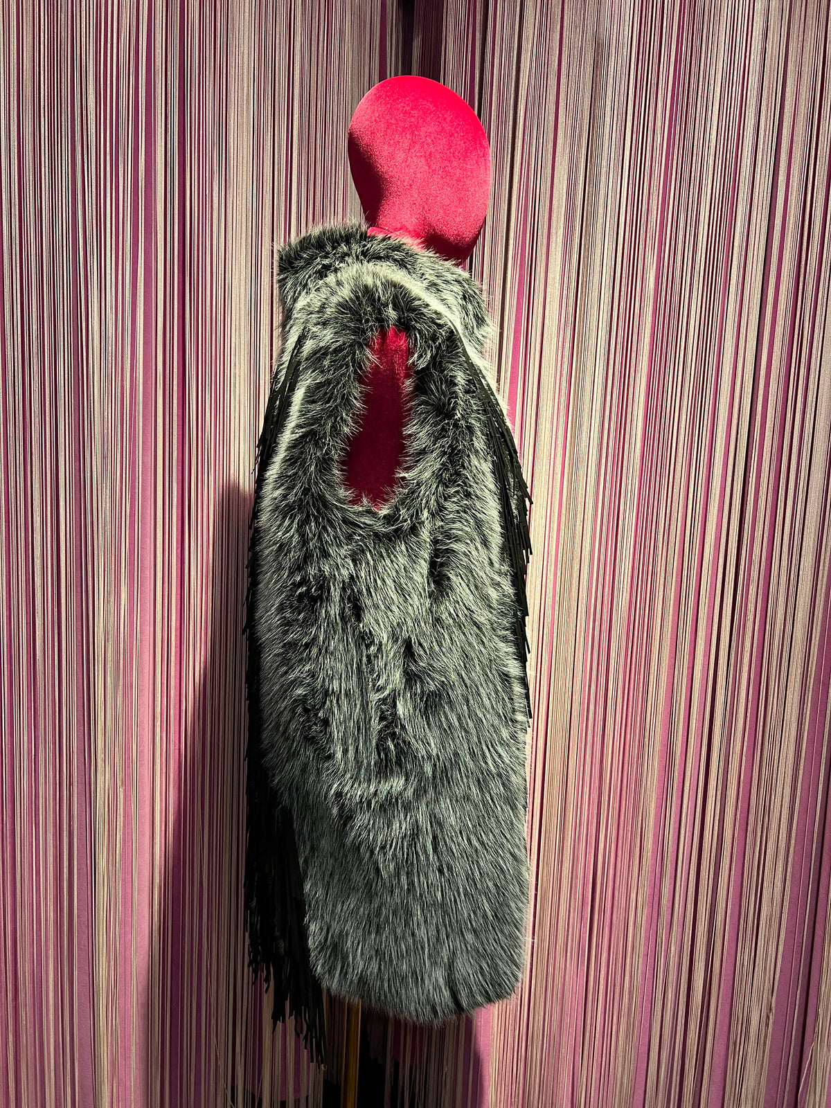 Uncommon gilet di simil pelliccia con frange nero e bianco vestibilita’ over