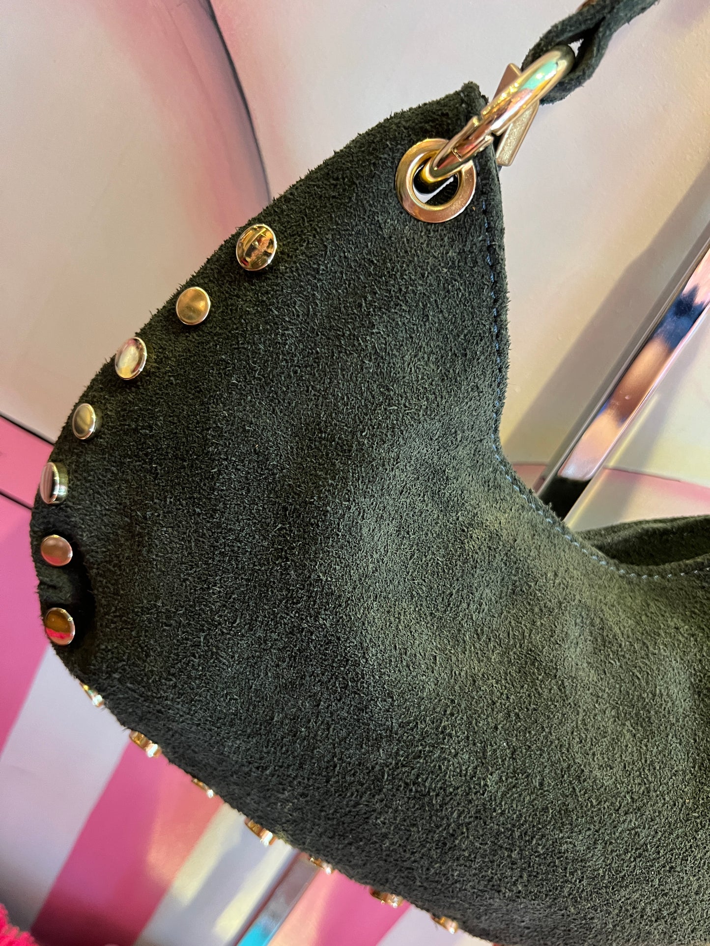Borsa con tracollina verde militare con borchiette
