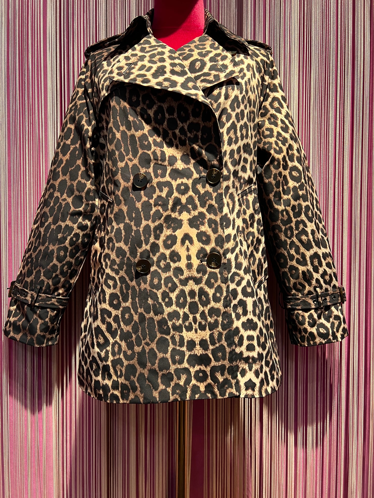 The room trench corto  doppiopetto con cinta, stampa leopardata patch fiore con paillettes nero dietro