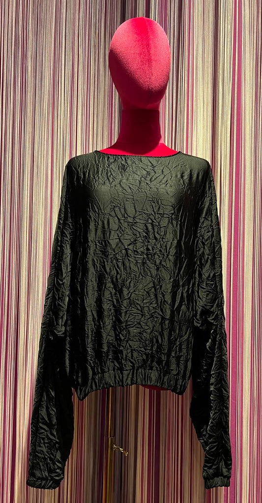 1One blusa nera over a trapezio in satin