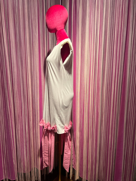 Gina Gorgeous t shirt lunga bianca con fiocchi rosa e bianchi a righe Tullia
