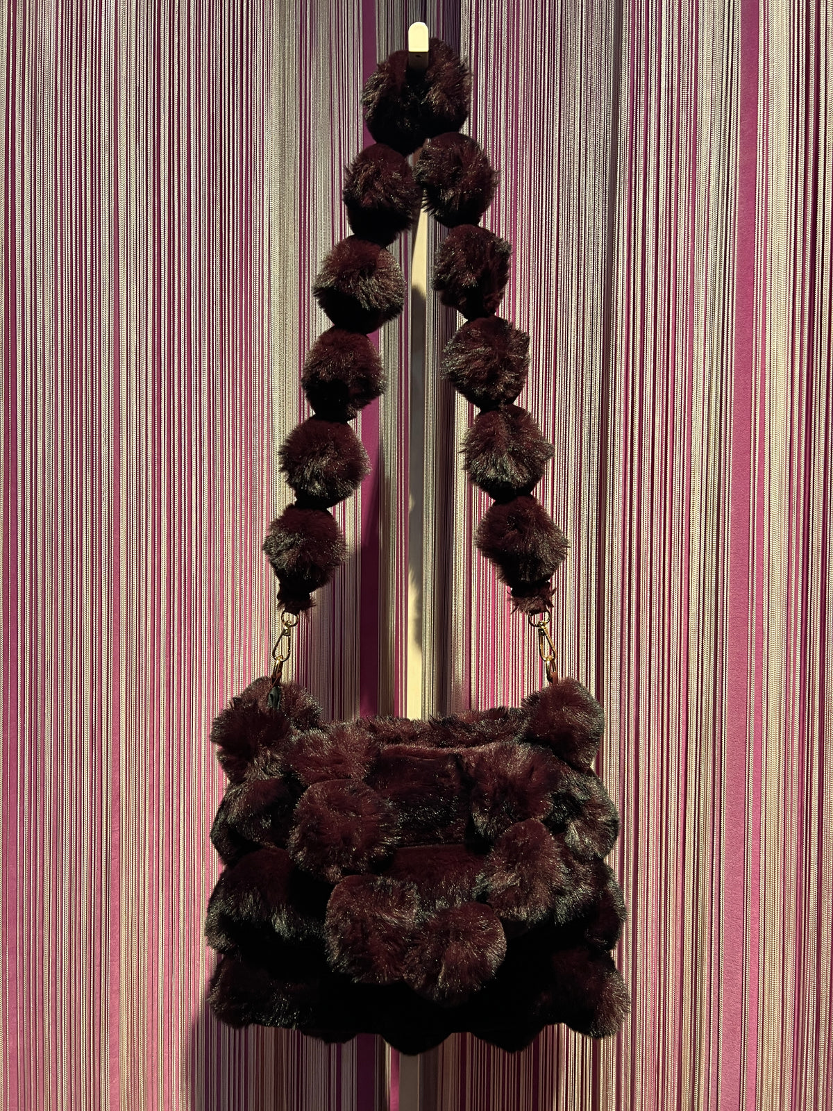 The room borsa due manici burgundy in simil pelliccia effetto visone con tracolla
