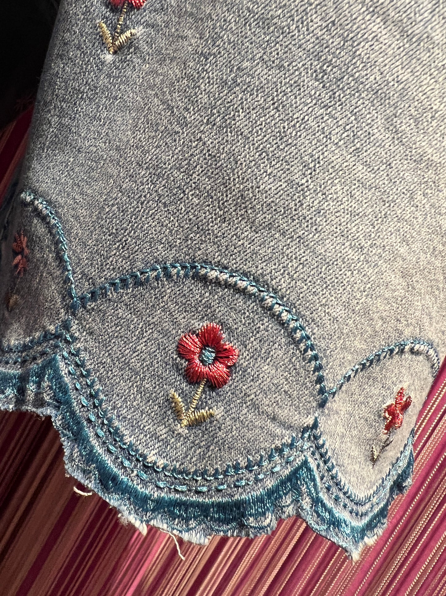 Mon amour Paris short in denim elasticizzato con fiori ricamati e orlo smerlato