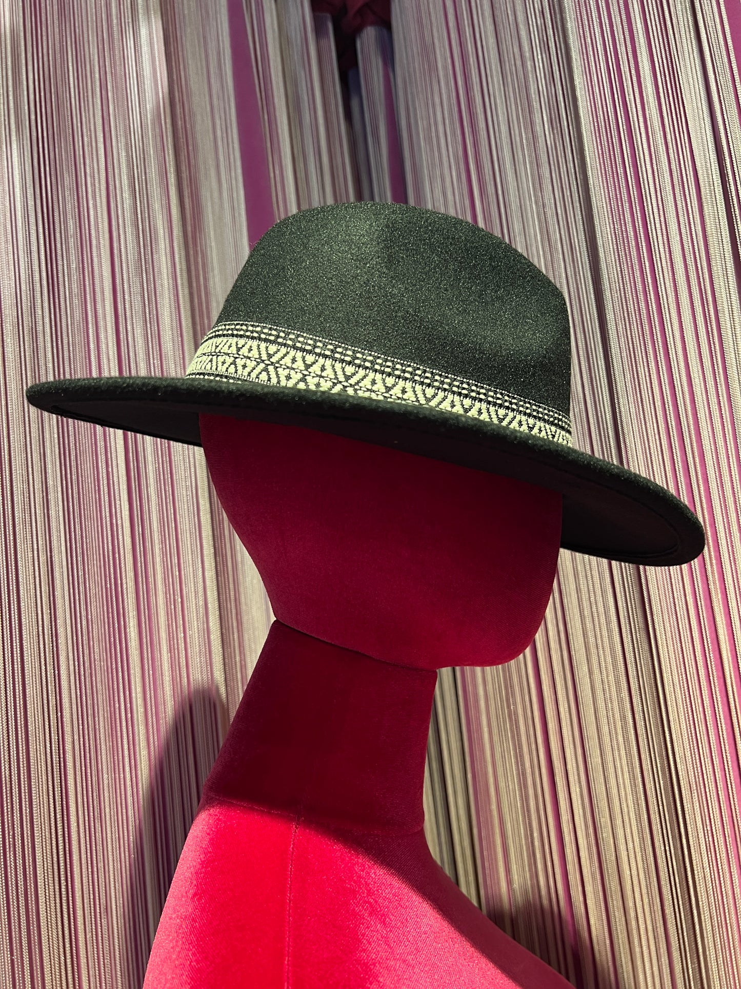 Love & roses cappello nero con motivo geometrico bianco e nero
