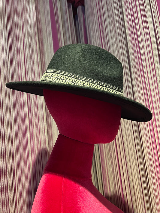 Love & roses cappello nero con motivo geometrico bianco e nero