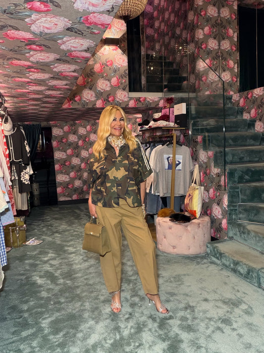 Mon amour Paris completo camicia camouflage con applicazione farfalla paillettes dietro e pantalone largo con elastico in vita