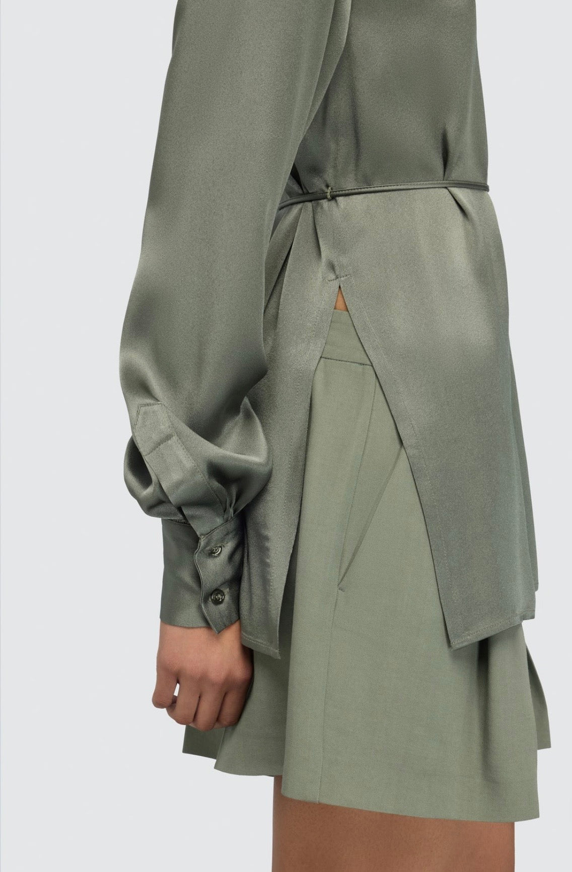 Semicouture camicia in raso verde con apertura sui lati e cintina