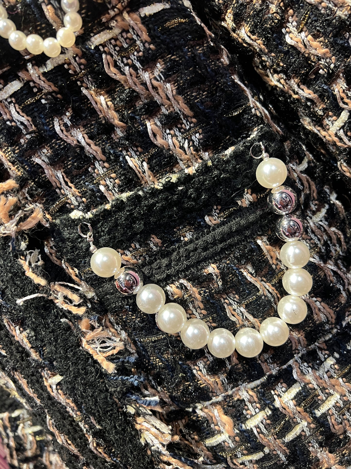 ABpink 🩷 giacca in tweed  nera e oro con fiocco panna