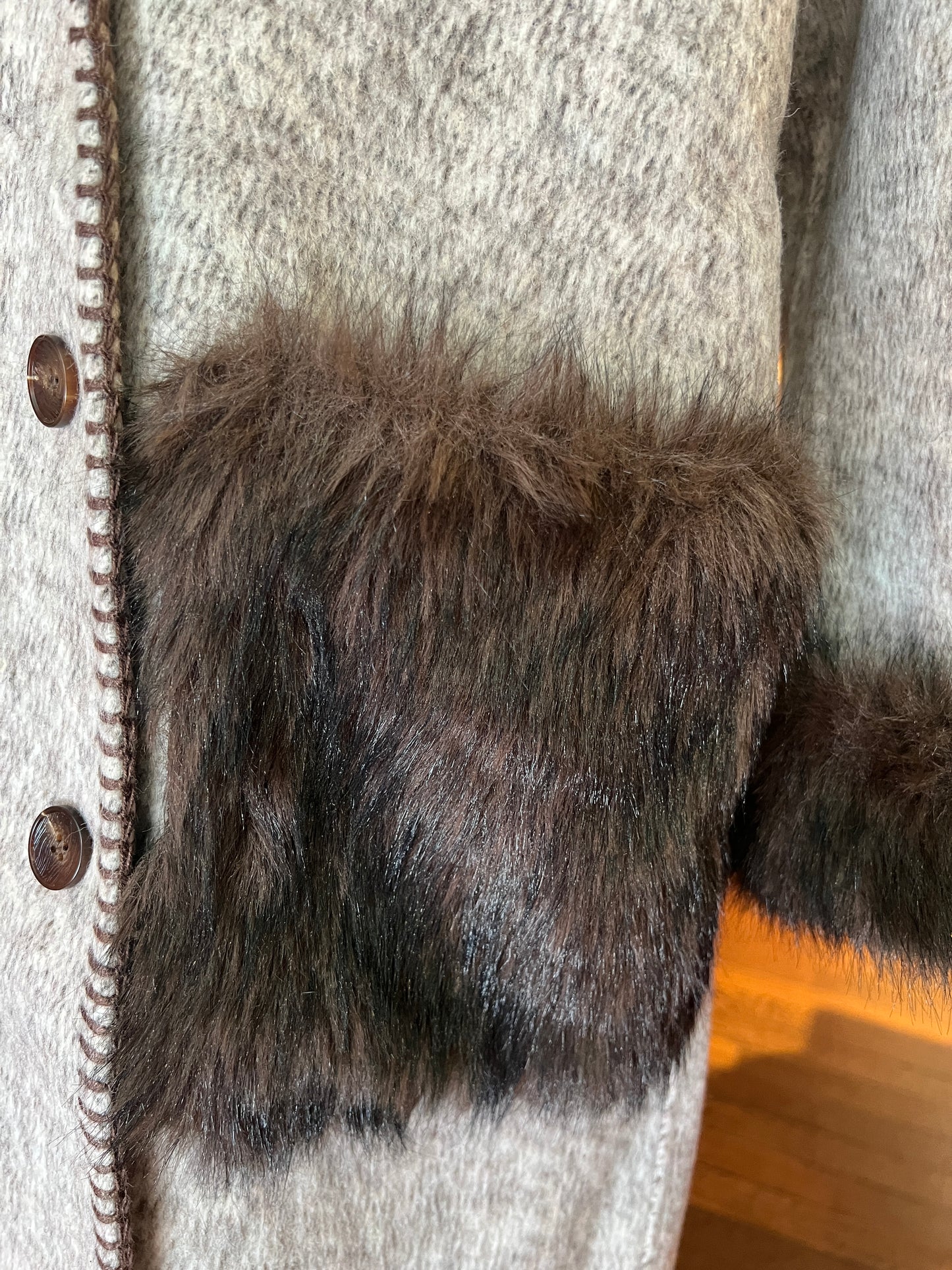 Front street cappotto lungo con collo e polsi rimovibili in pelliccia ,mélange marrone e bianco