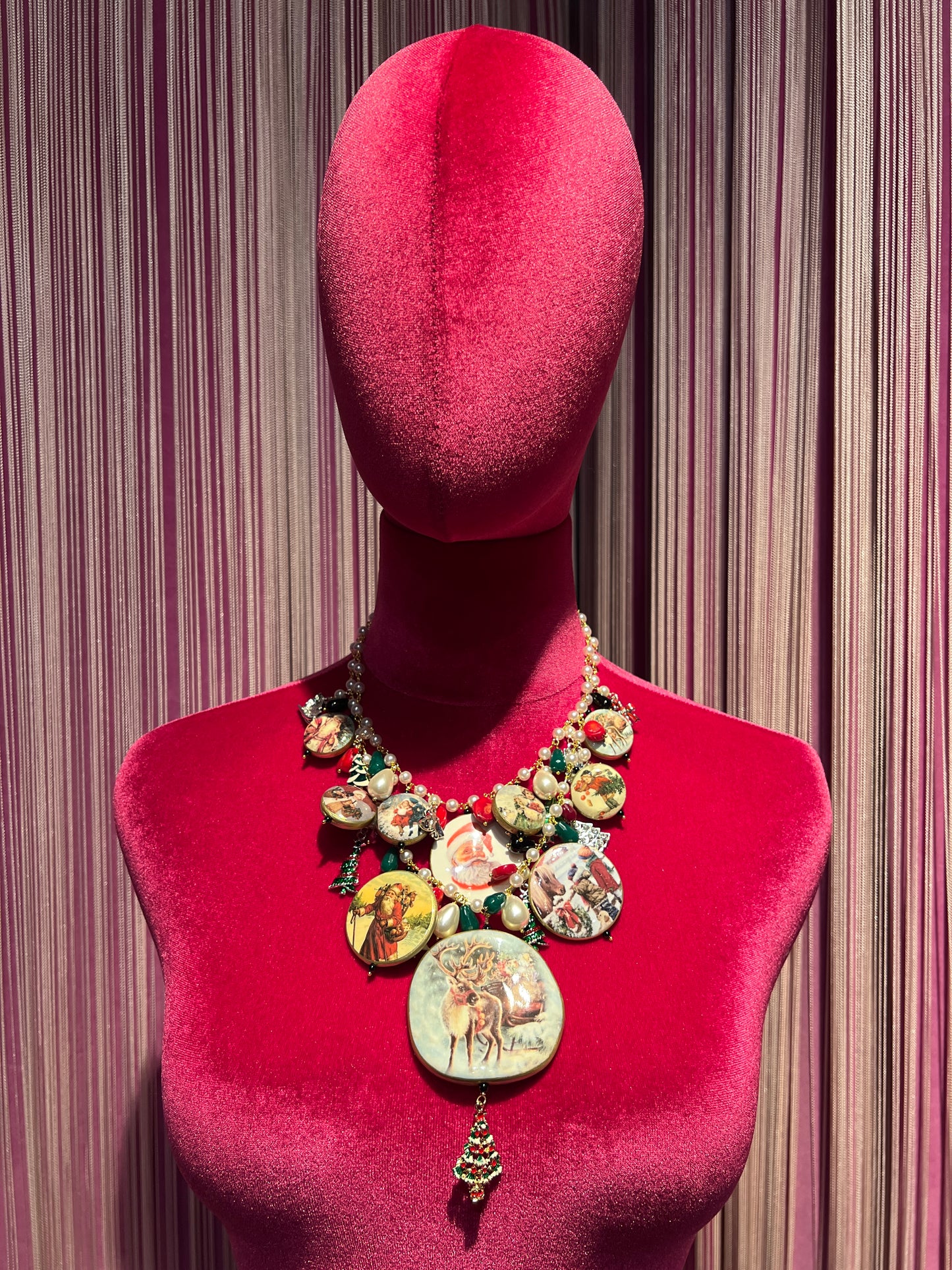 Collana doppio filo perle con pendenti e charms a tema natalizio
