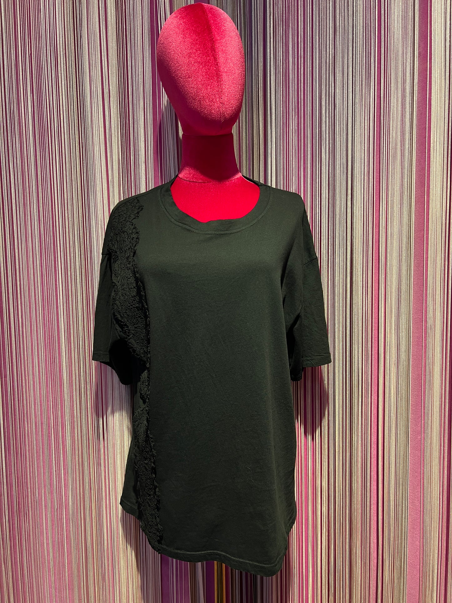 The room t shirt di cotone nera con pizzo laterale