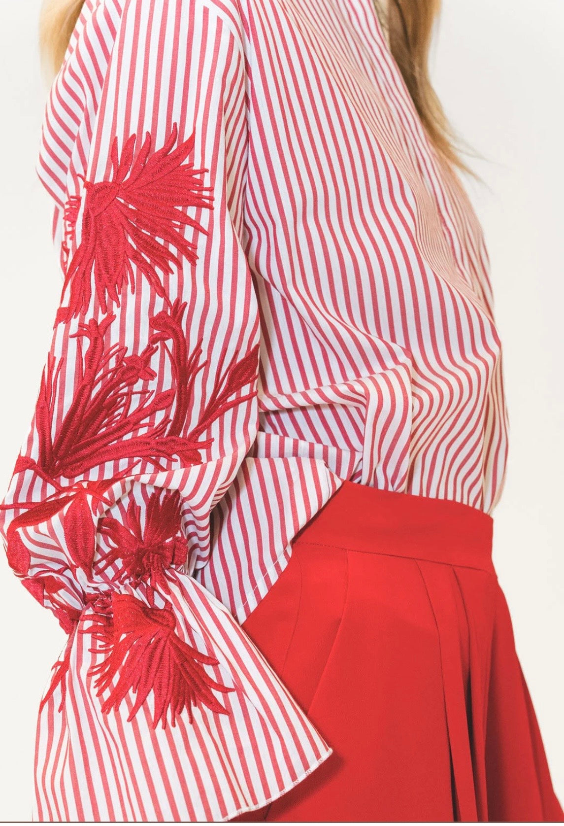 Maliparmi camicia collo guru a righe bianco e rosso maniche con ricamo ramage motivo floreale