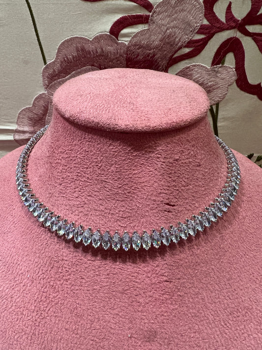 Collarino montatura metallo colore argento con zirconi a goccia