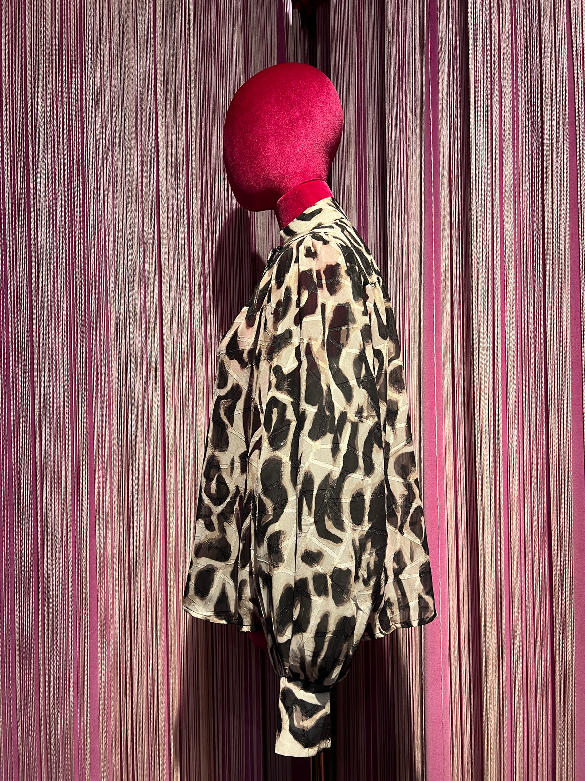 The room blusa animalier collo alla coreana con chiusura laccetto e maniche ampie