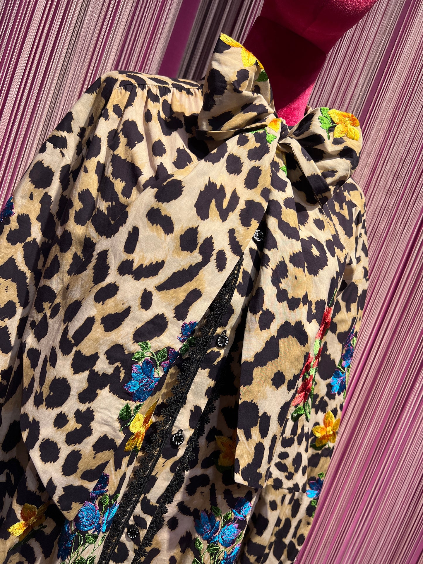 5 Progress abito lungo maculato con fiori ricamati , spacchi laterali , vestibilita’ over