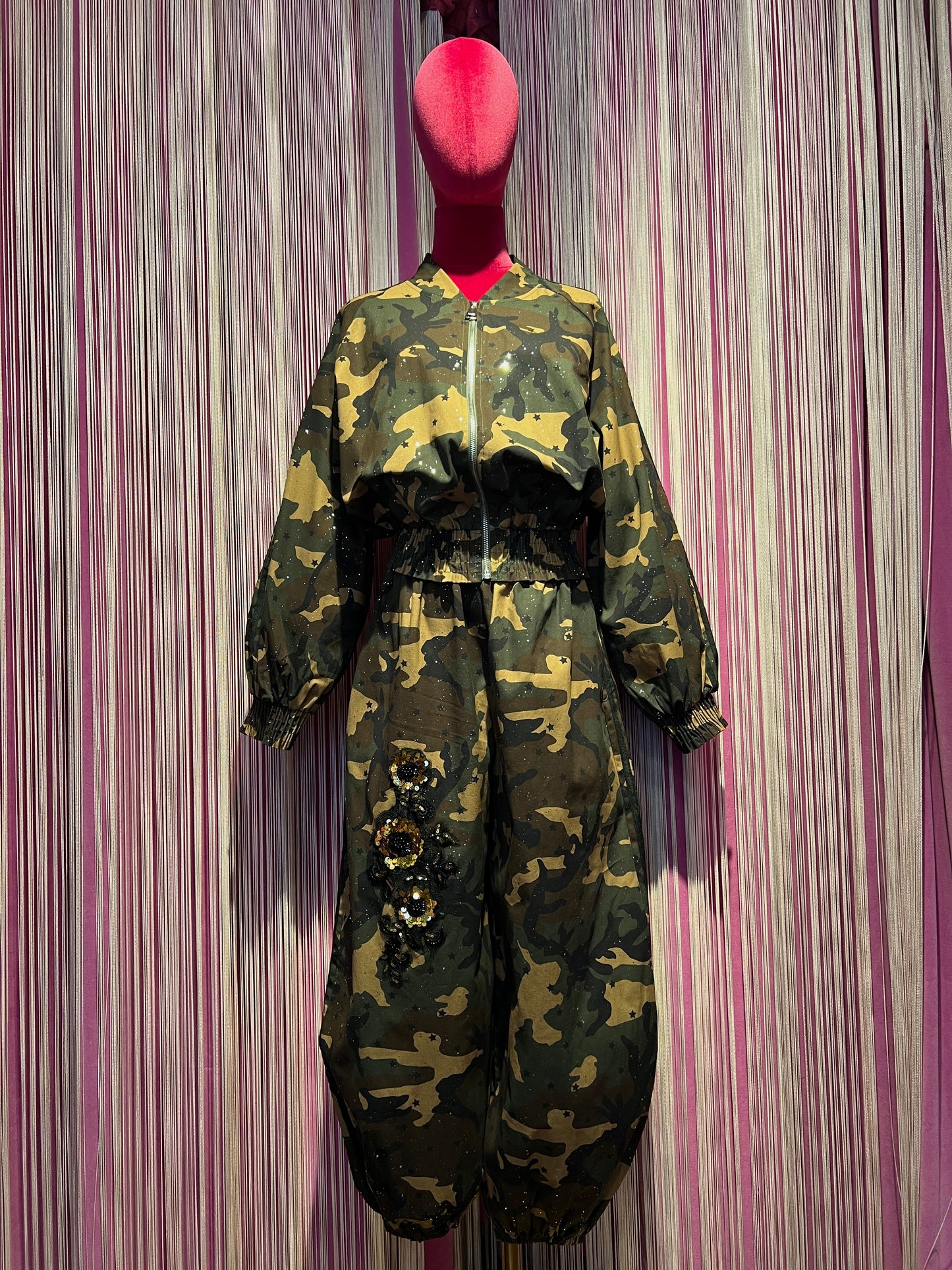 Mon amour Paris completo camouflage con micro glitter e decorazione floreale paillettes ,giubbino modello bomber con pantalone elastico caviglie e vita