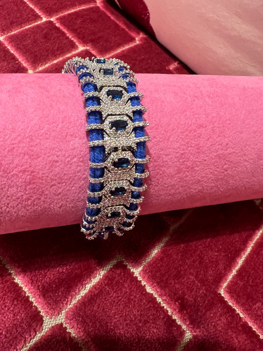 Bracciale regolabile in pavé di cristalli e pietre blu montato su cordoncino blu