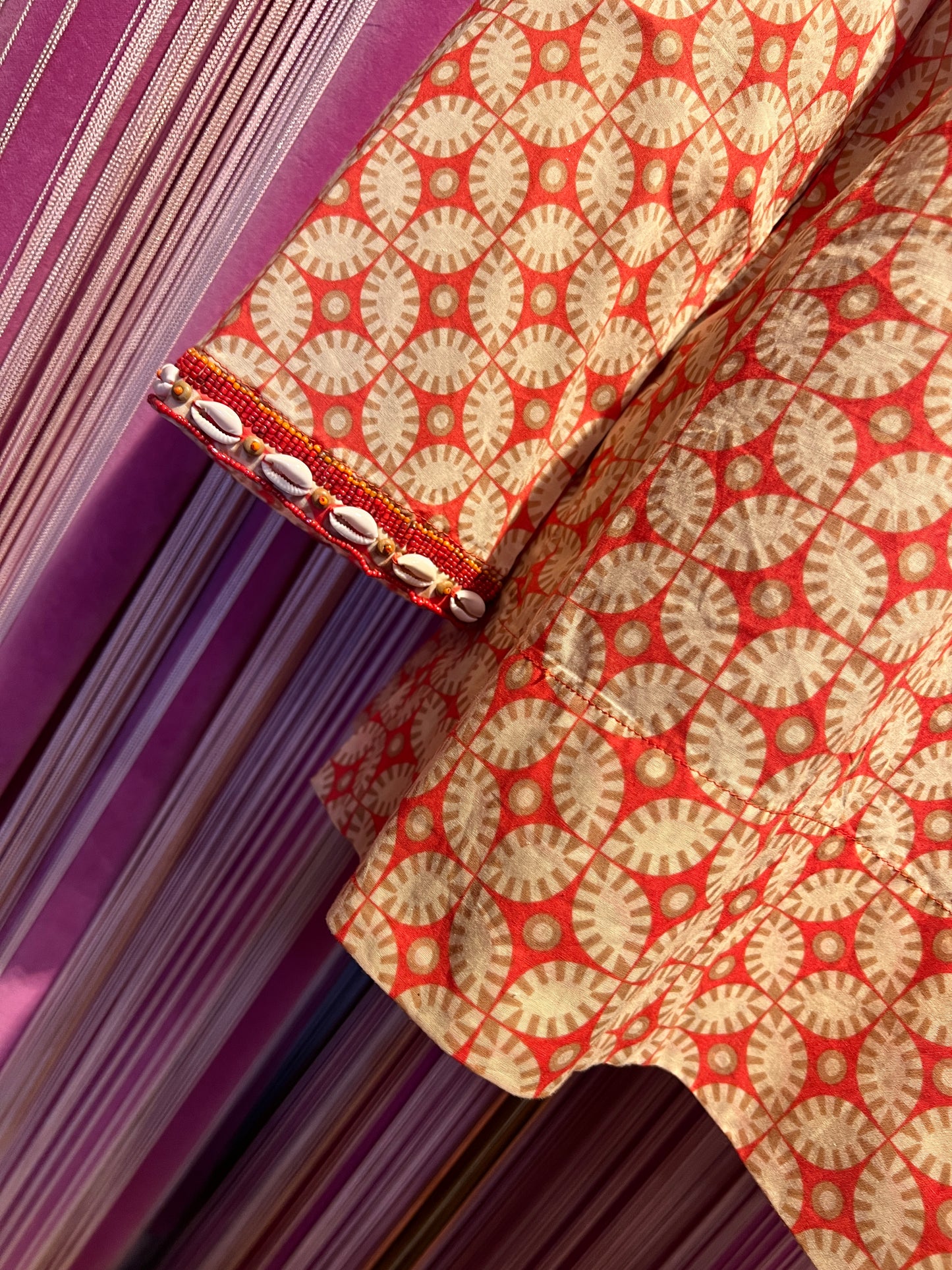 Maliparmi -50% di sconto completo camicia in tela di cotone fantasia floral arancio beige e panna con conchiglie sulle maniche e pantalone con frange perline