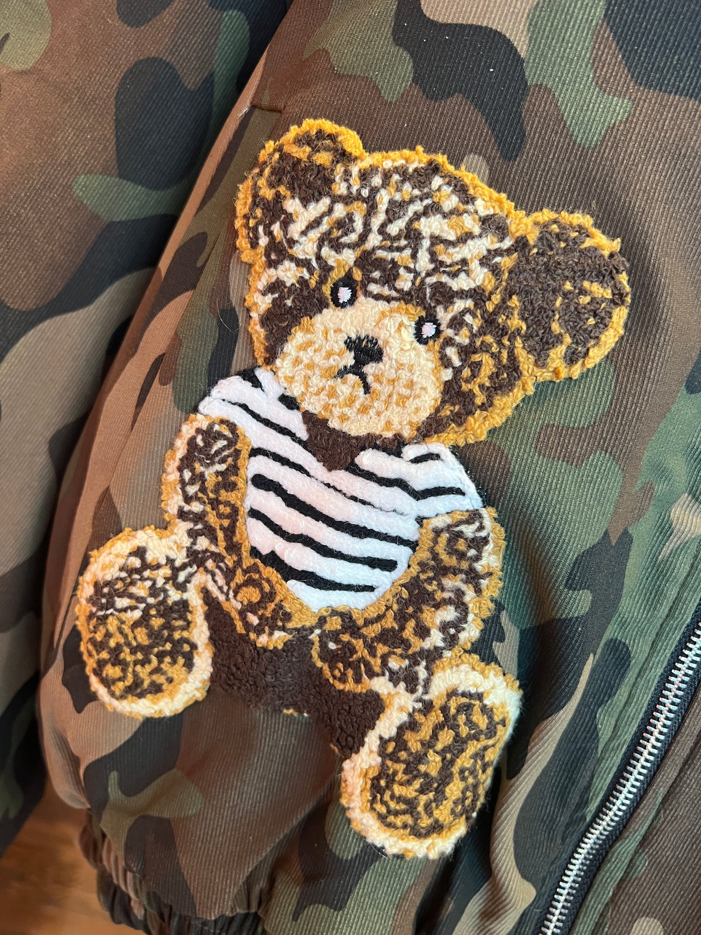 The room bomber camouflage con cappuccio interno ecopelliccia , patch orsacchiotto e farfalla di paillettes