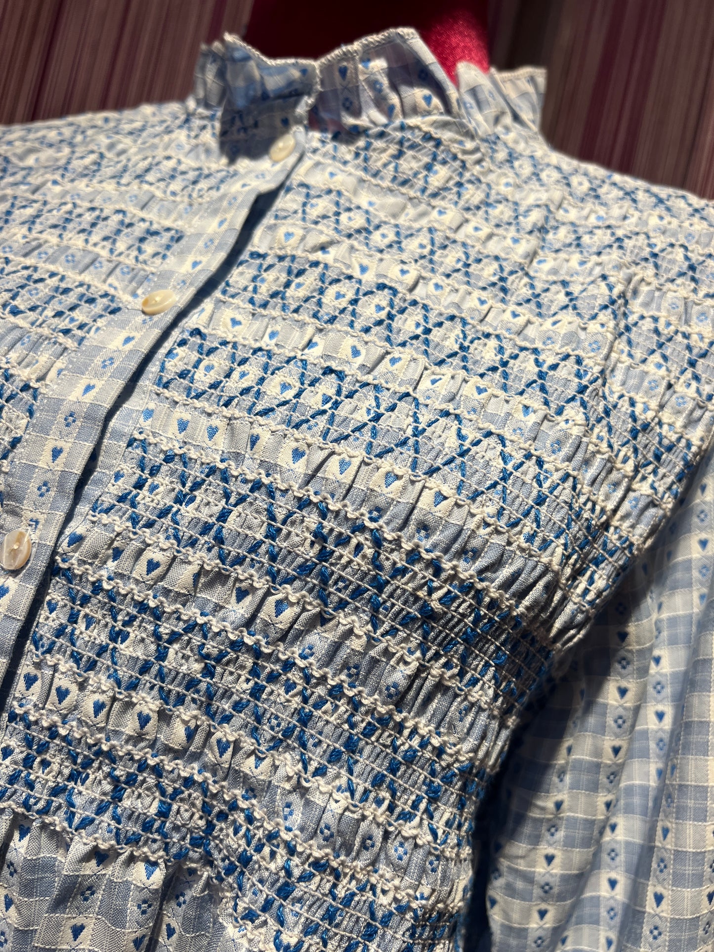 Mon amour Paris camicia quadretti celesti e bianchi con cuoricini lavorazione punto smock collo alla coreana con volant