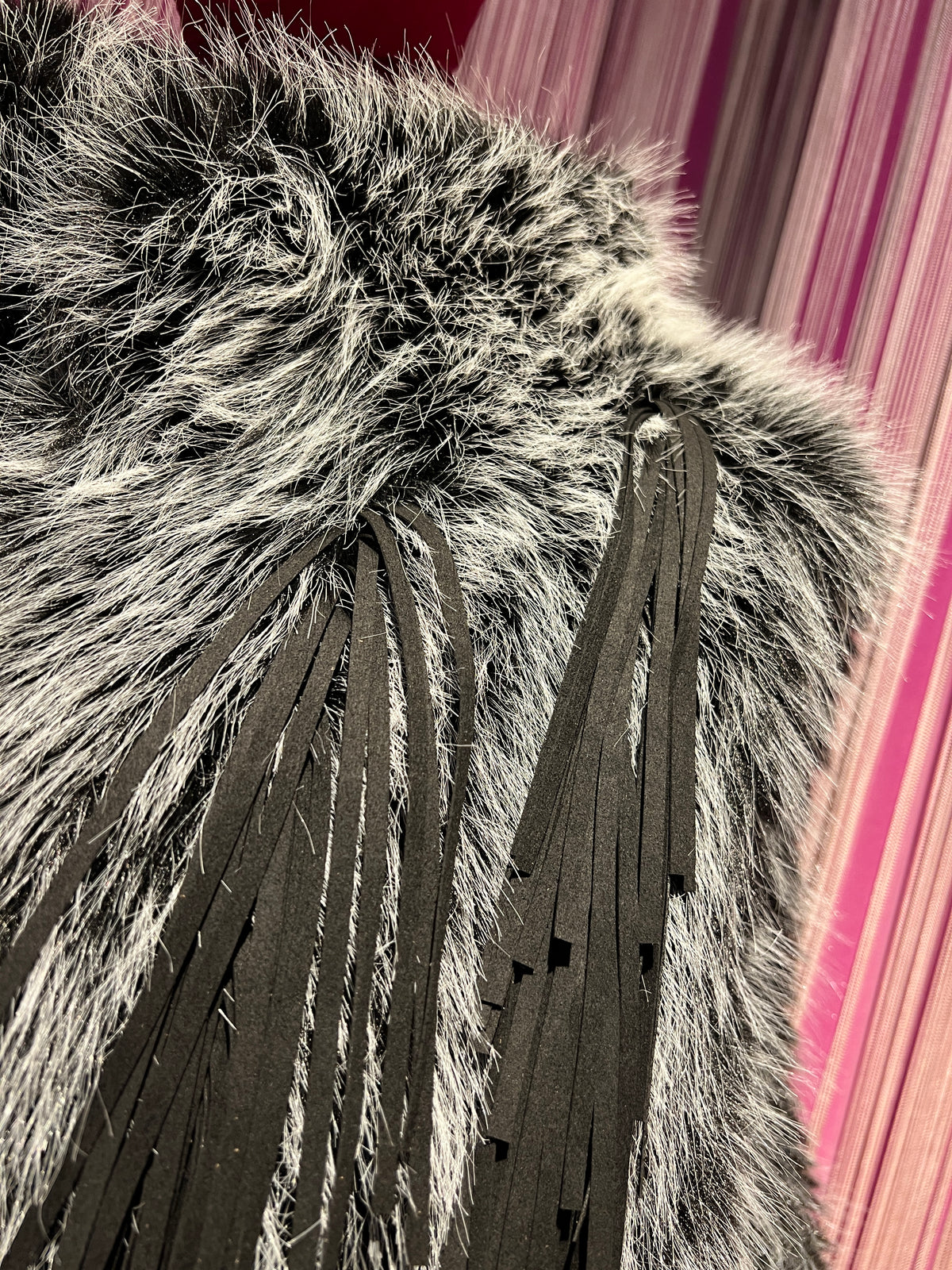 Uncommon gilet di simil pelliccia con frange nero e bianco vestibilita’ over