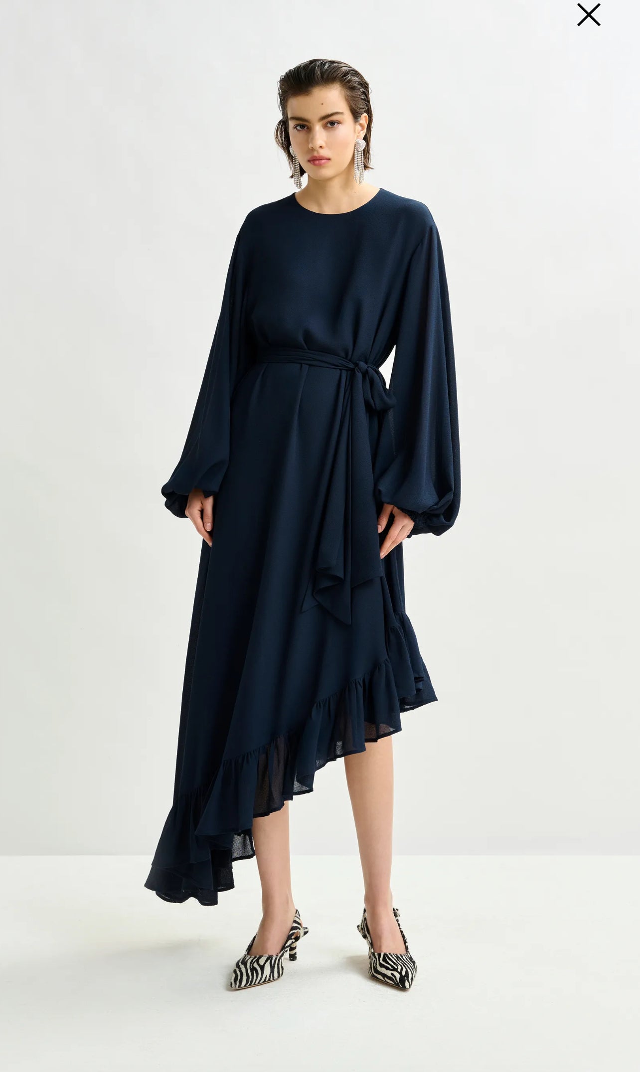 Essentiel antwerp abito lungo blu navy con orlo asimmetrico a balze e cinta Iflower vestibilita’ over