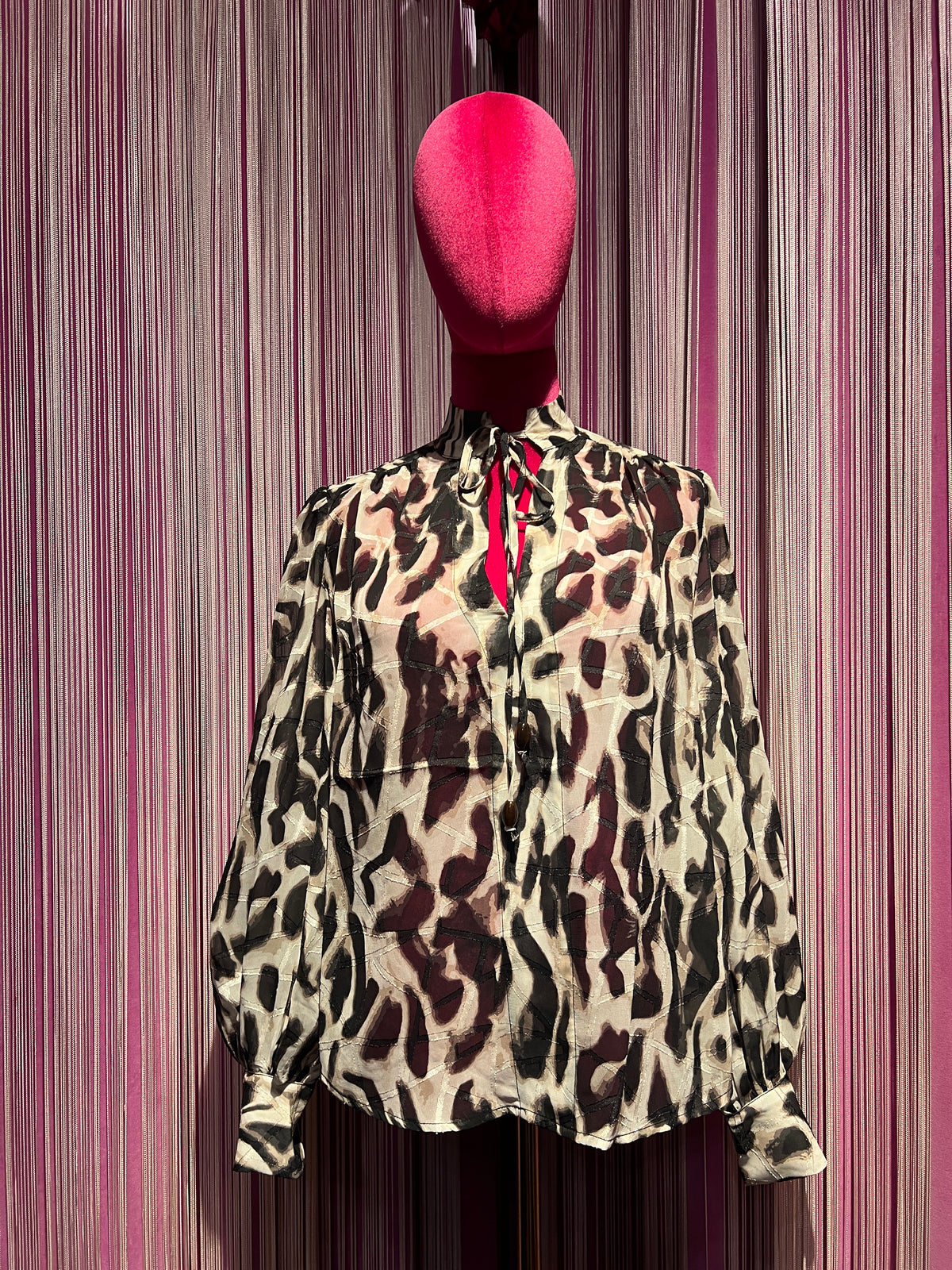 The room blusa animalier collo alla coreana con chiusura laccetto e maniche ampie