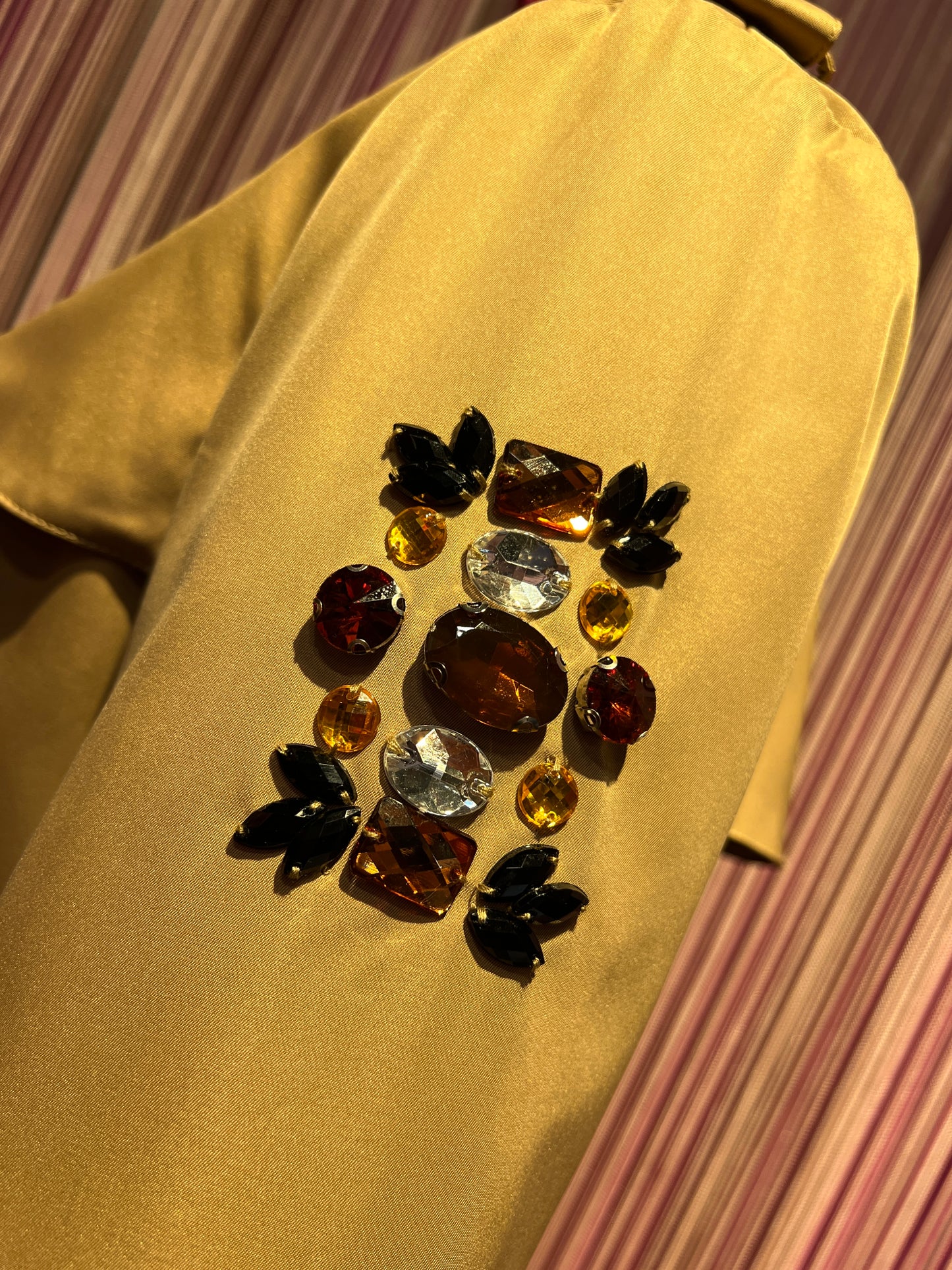 The room trench con applicazioni pietre