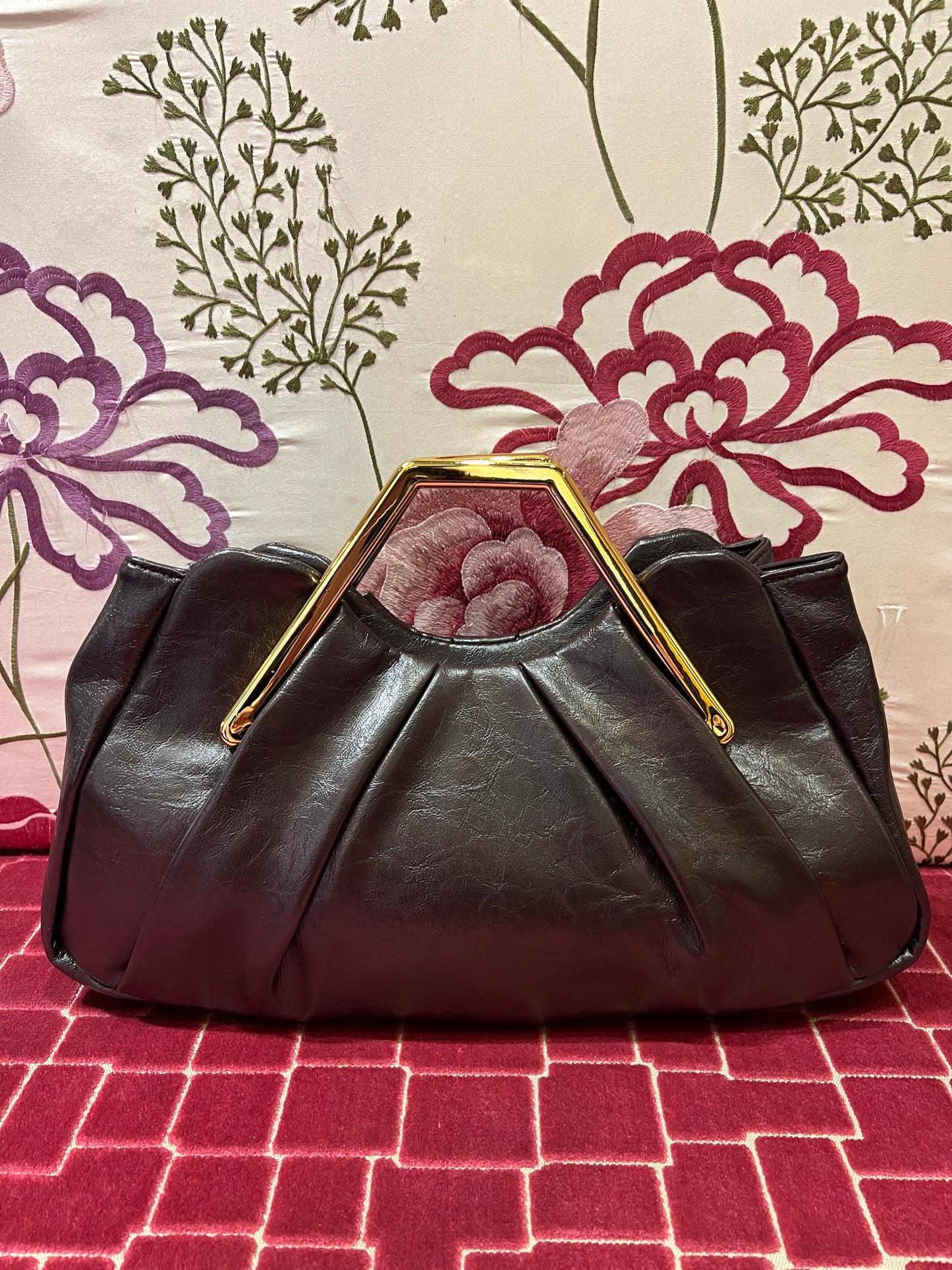Borsa manico rigido effetto metallico color oro , tracollina ecopelle testa di moro