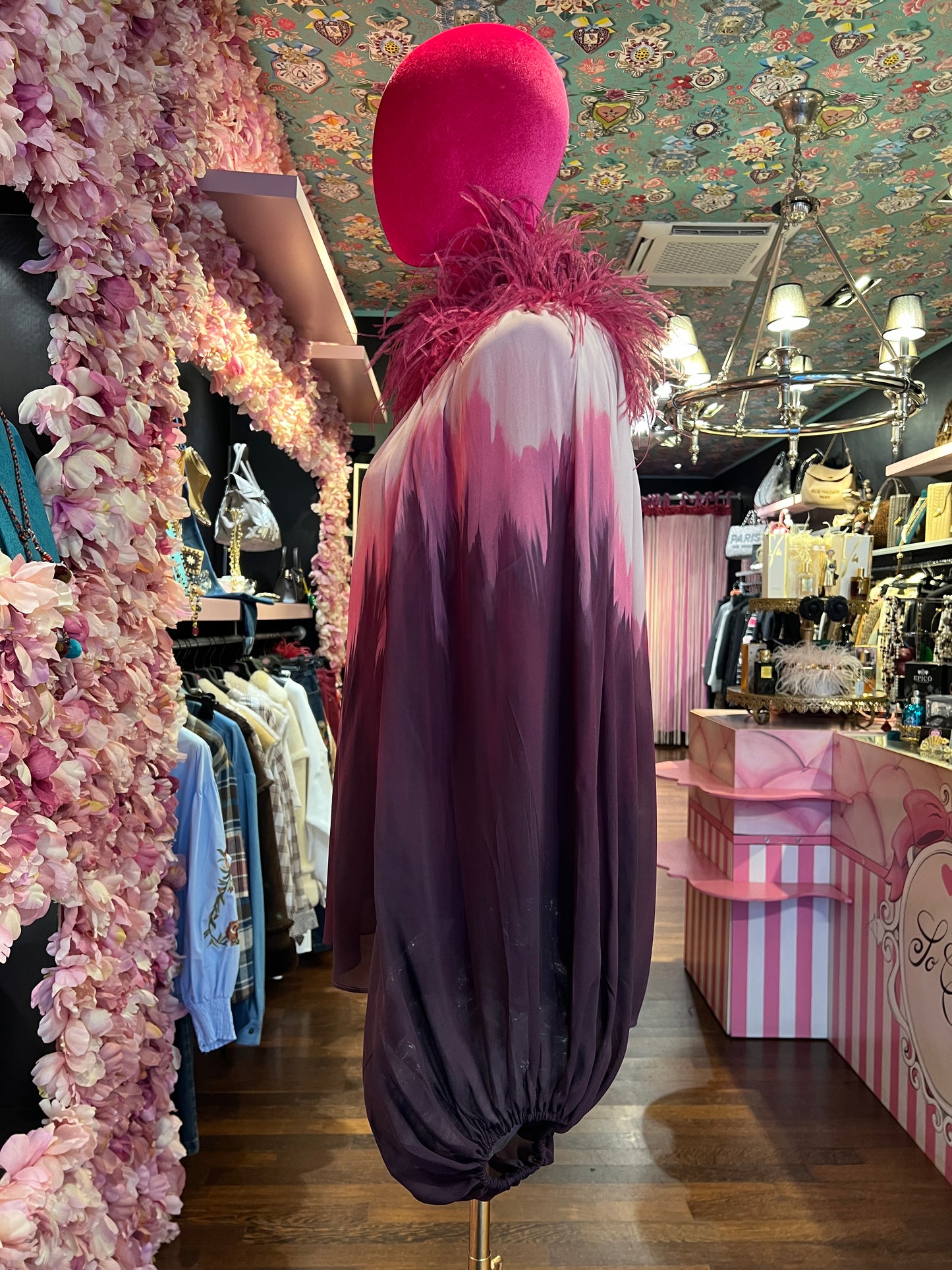 Dahlo blusa drappeggiata collo con piume rosa boreale
