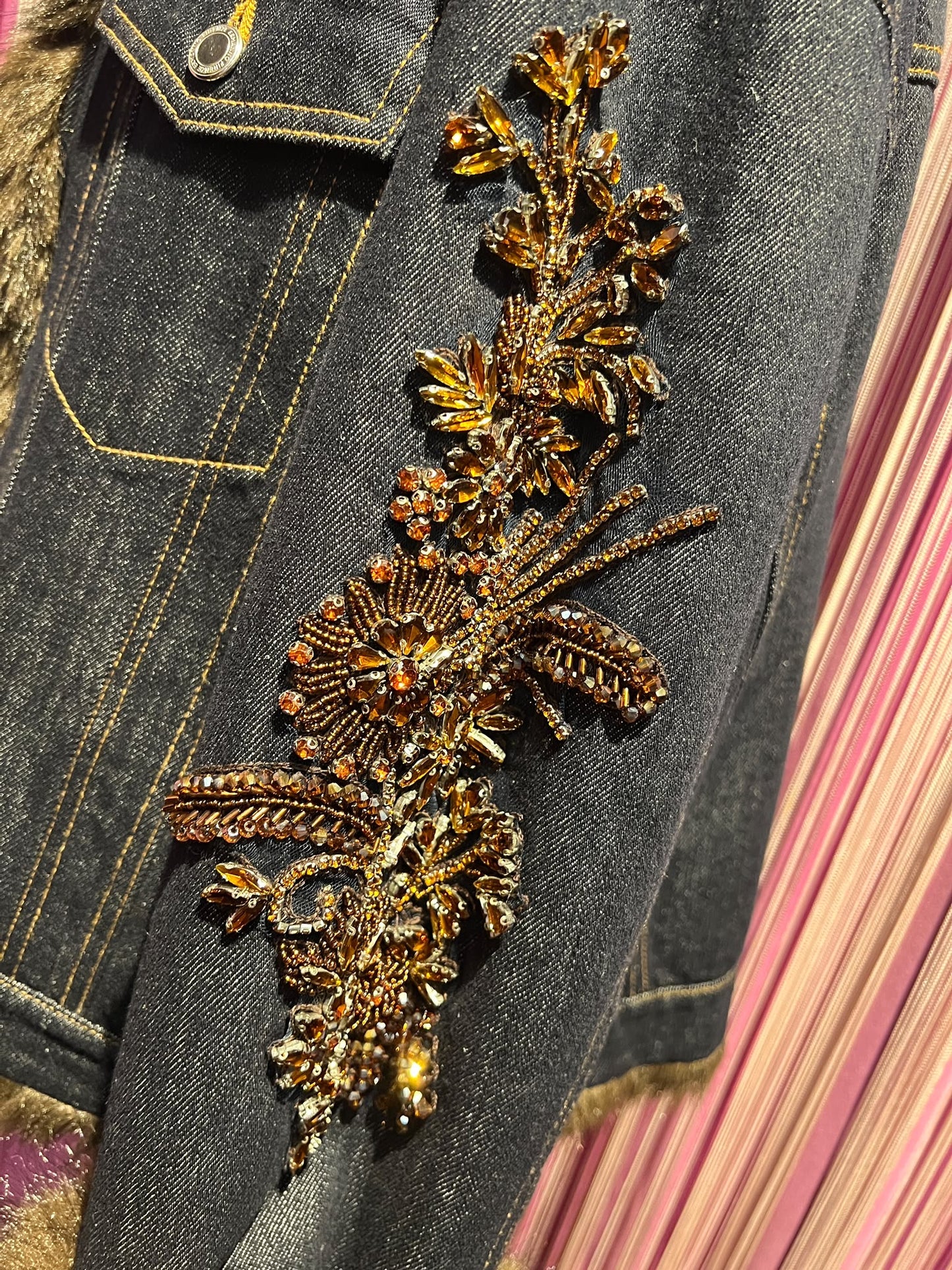Ermanno Scervino giubbotto jeans con applicazioni ramage di cristalli , ecopelliccia sul colletto polsini e interno