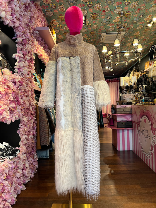 Uncommon cappotto lungo ecopelliccia astrakan beige e panna