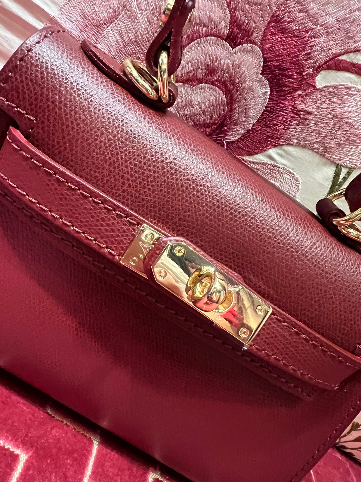 Borsa a mano in pelle burgundi con tracollina