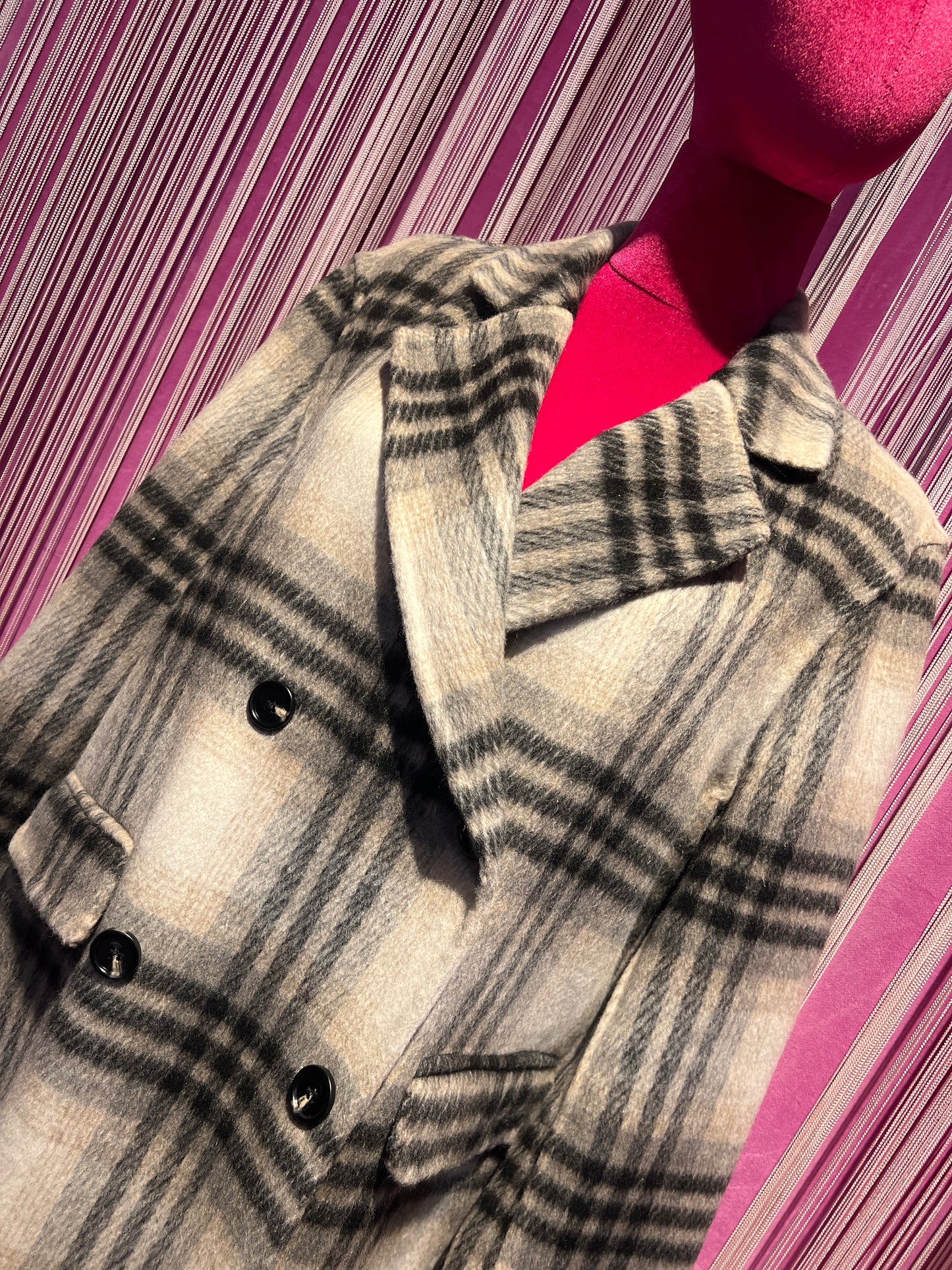 The room cappotto doppiopetto tartan nero grigio fondo panna