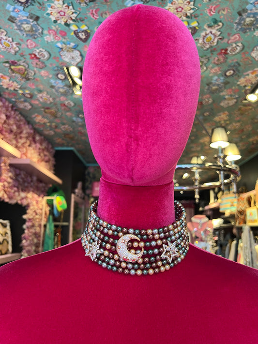Manuela Ajo’ creazioni choker perle di Maiorca verde bronzo grigio perla con spille mezza luna e stelle  strass