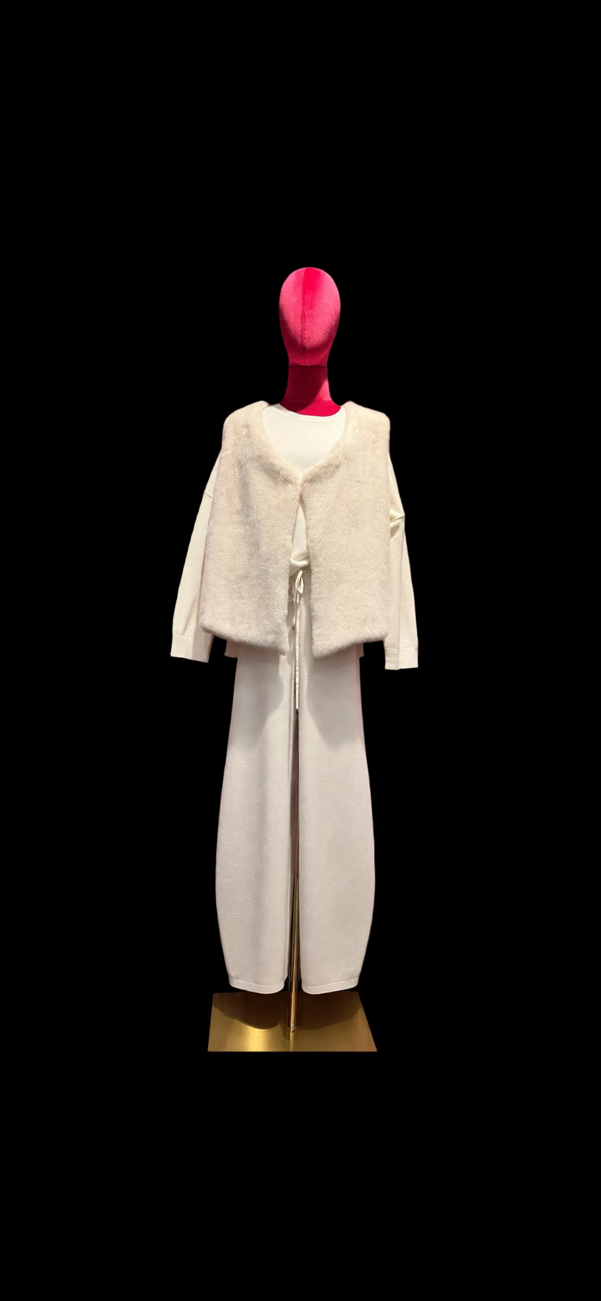 The room completo tre pezzi bianco gilet simil pelliccia pantalone e maglia