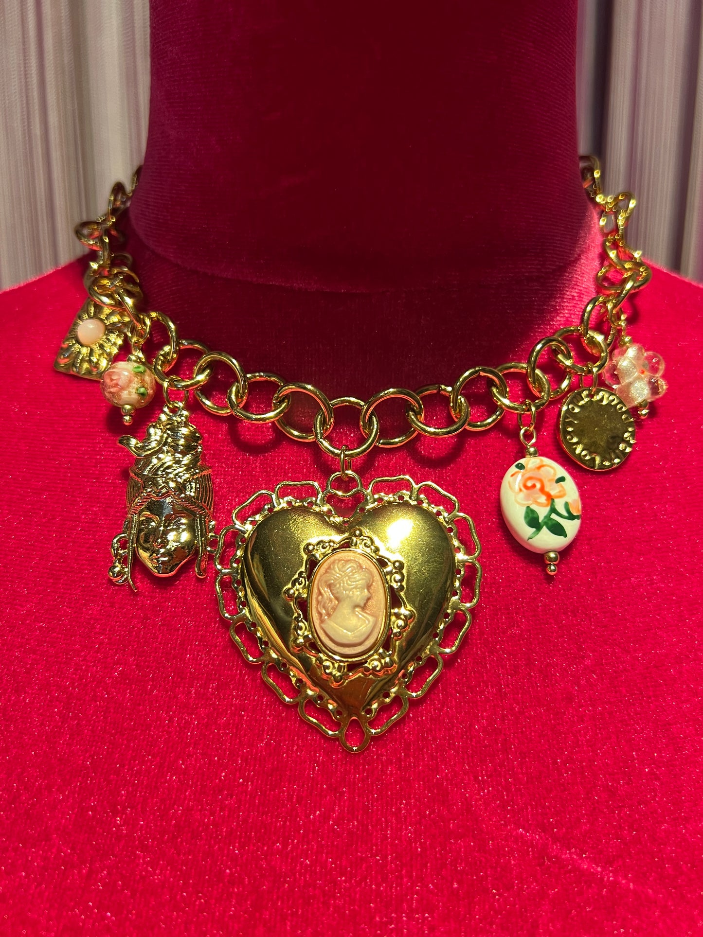 Collana dorata girocollo con cuore sacro con piccolo cameo e charms