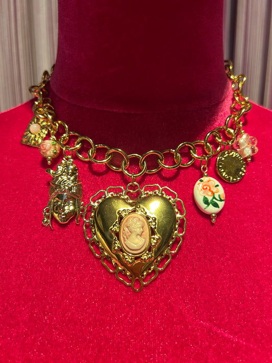 Collana dorata girocollo con cuore sacro con piccolo cameo e charms