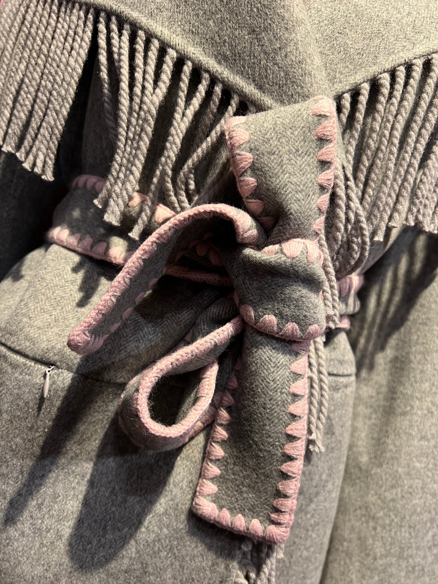 Sincere Paris giacca cappotto grigia con frange e cinta con bordo rosa