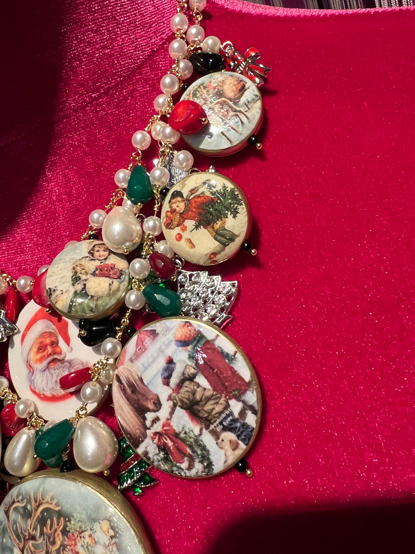 Collana doppio filo perle con pendenti e charms a tema natalizio