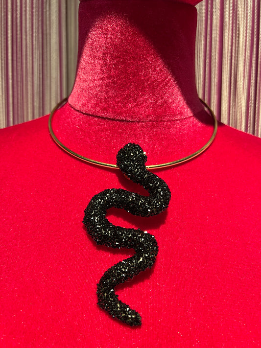 Collarino rigido oro con serpente nero