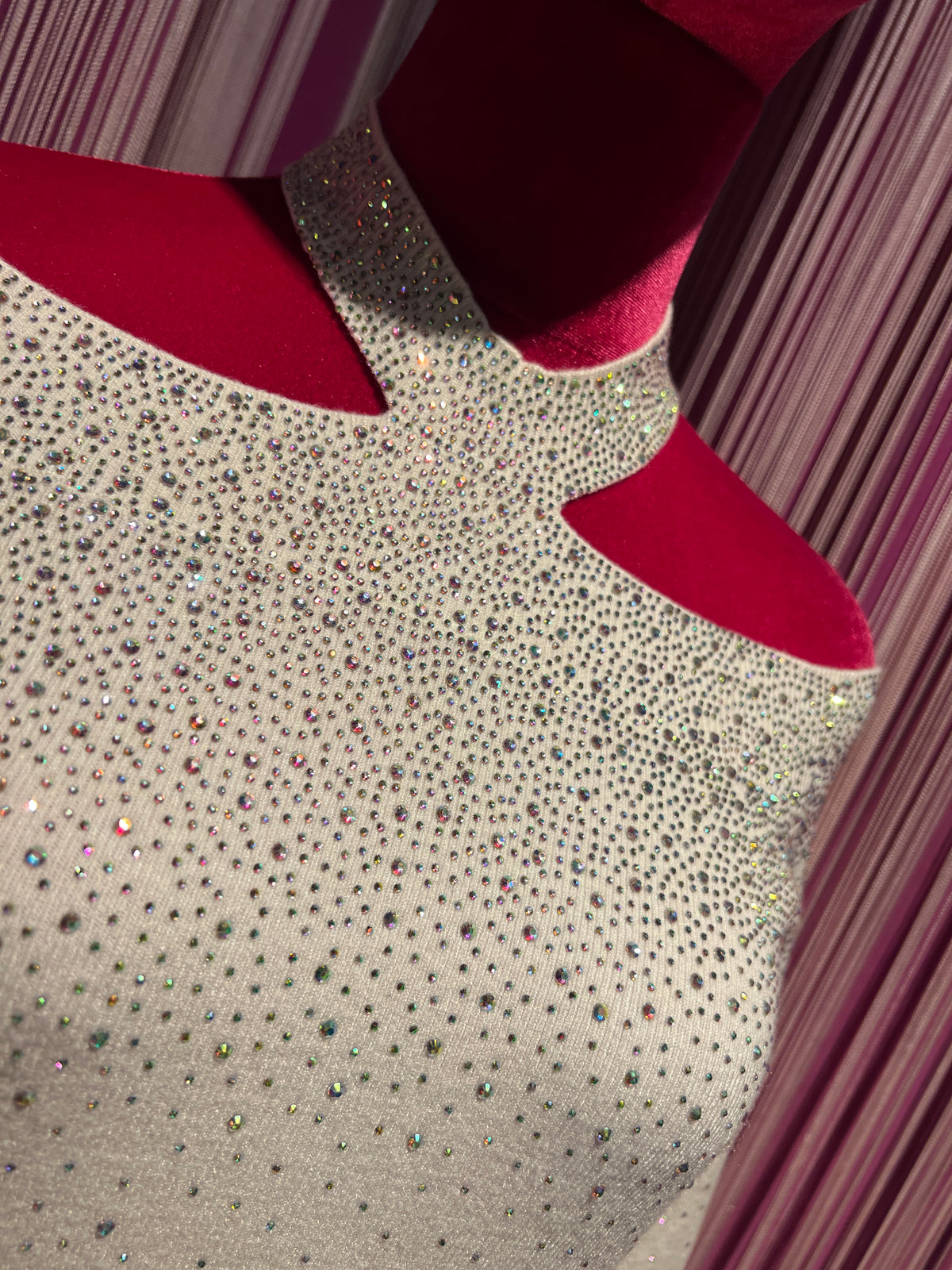 The room maglia panna intreccio collo , oblò spalle e decorazioni micro cristalli