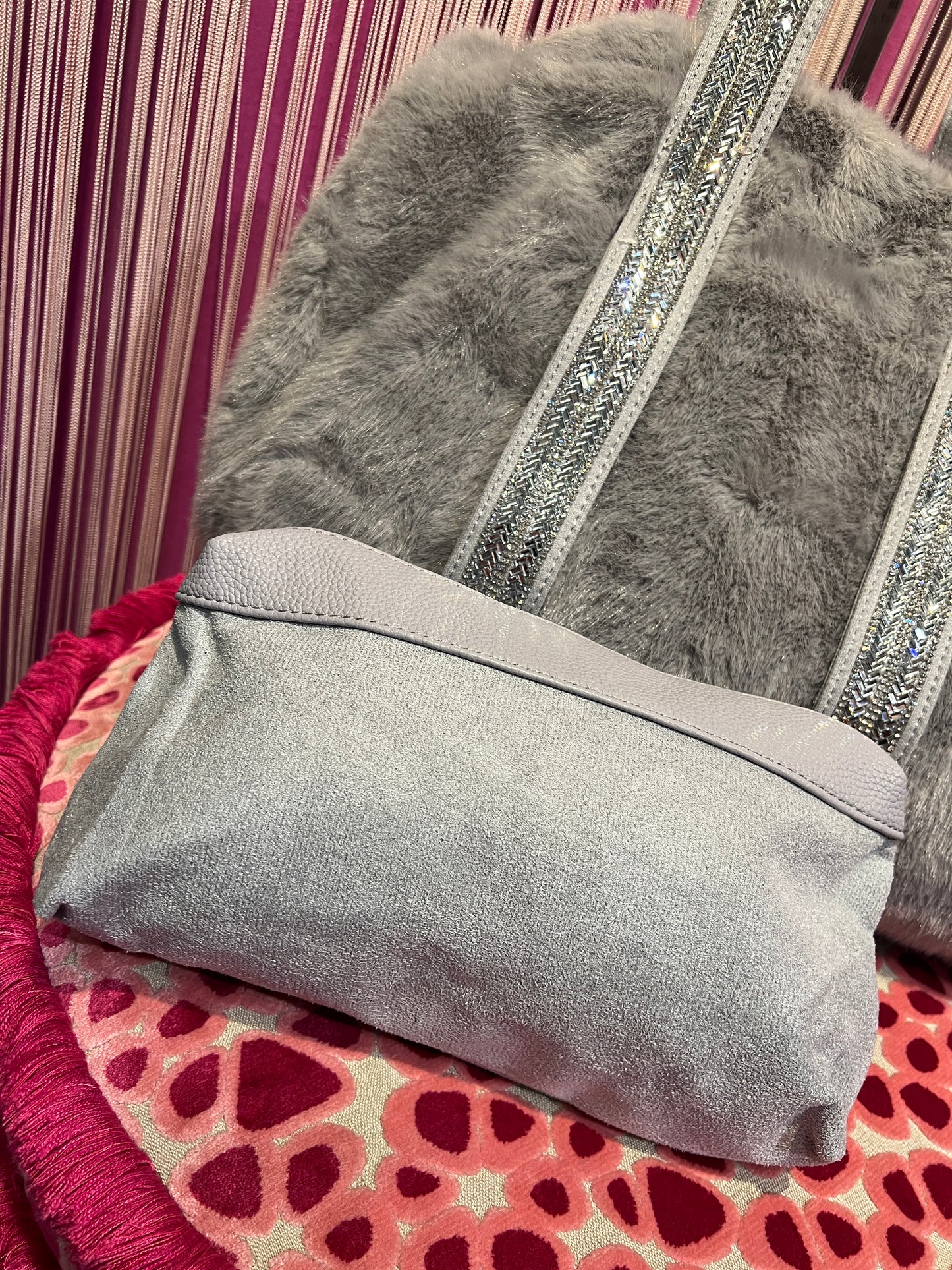 Borsa ecopelliccia grigio perla due manici con Swarovski e pochette