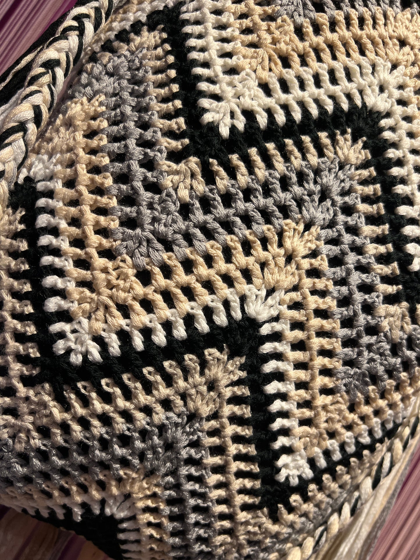 Borsa crochet con frange foderata con tracolla ,manici semicircolari in resina , nero/ panna , grigio e beige
