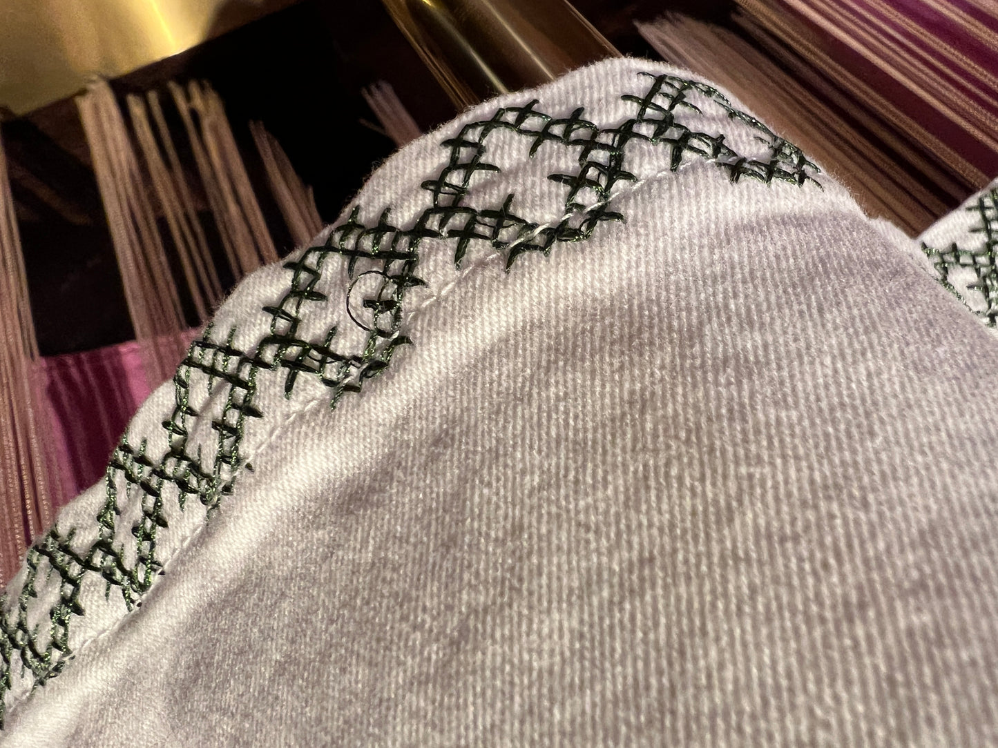 Mon amour Paris pantalone jeans denim bianco con tasche ricamate cuore e scritta bisous bisous (Le taglie dei capi sono espresse in formato internazionale (S, M, L, XL…) e accompagnate dalla corrispondente taglia francese indicata in etichetta.)