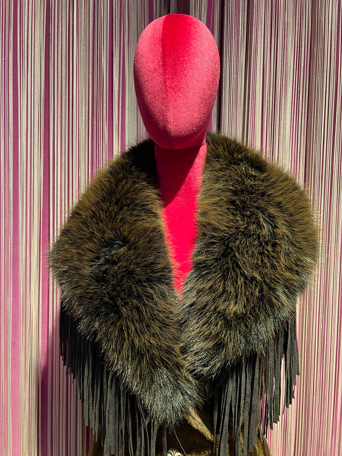 Uncommon gilet simil montone cioccolato con collo simil pelliccia ,frange e cinta
