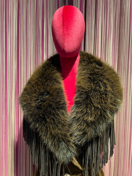 Uncommon gilet simil montone cioccolato con collo simil pelliccia ,frange e cinta