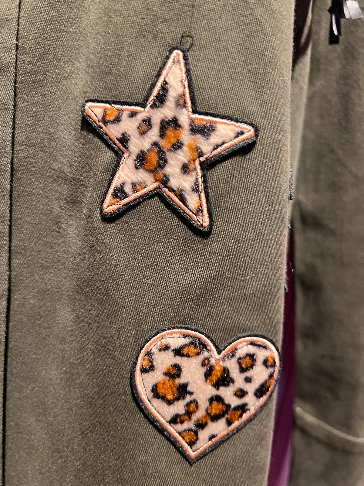 ABpink🩷 giacca Charlotte verde militare con patch tigre cuore stella maculati sul retro tigre vestibilita’ 40/44