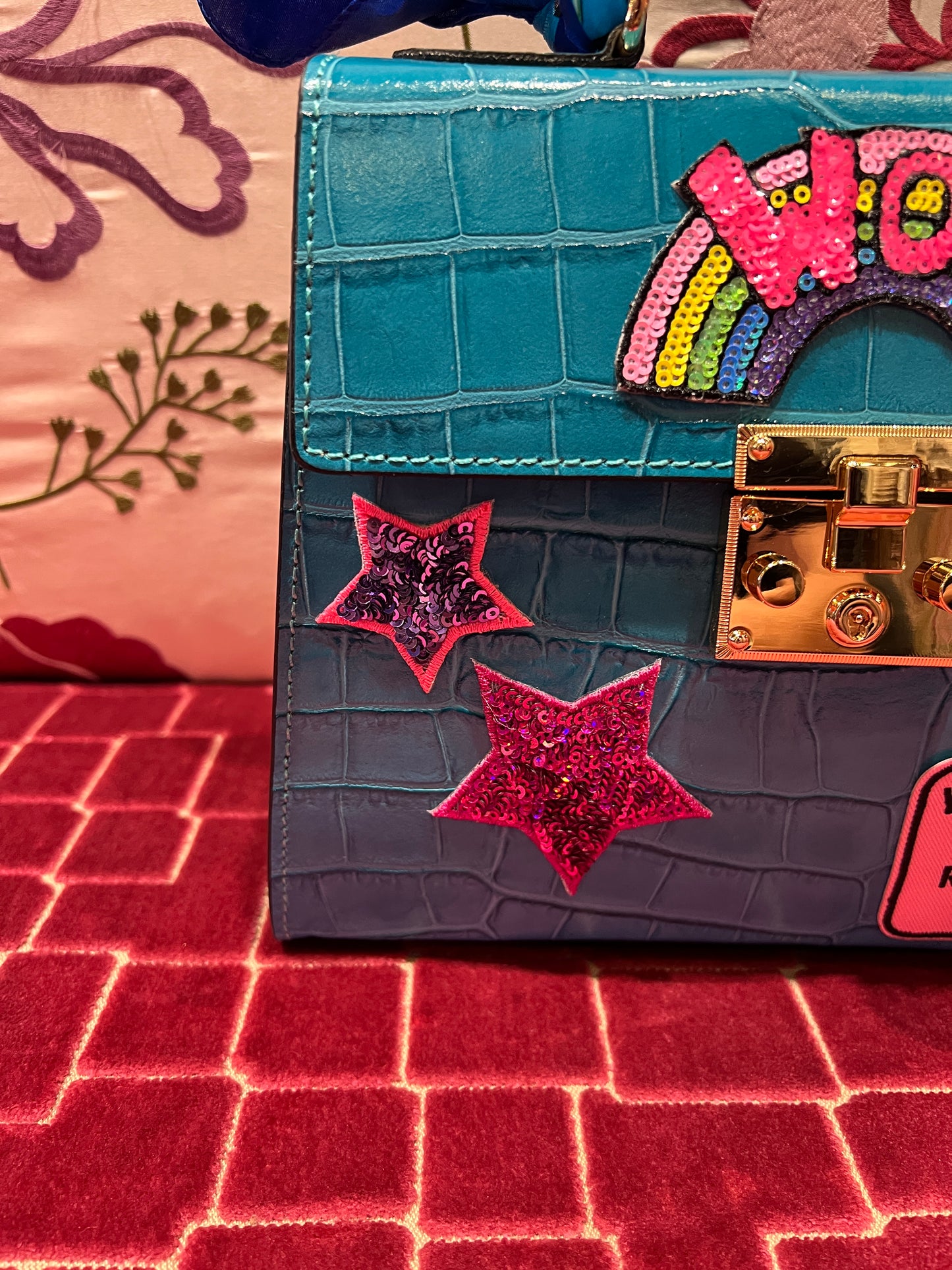 Borsa pelle con tracolla turchese manico foulard patch e charm